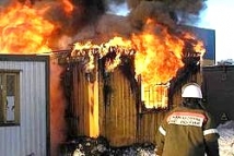 Крупный пожар произошел на московской стройке, погиб человек 