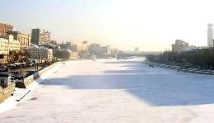 Бомж-велосипедист, объезжая пробки по Москве-реке, провалился под лед 