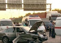 На МКАД легковушка врезалась в стоящий грузовик: погиб человек 