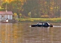 В Москву-реку упал автомобиль 