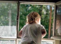 Двухлетний ребенок остался жив после падения с третьего этажа в Петербурге  