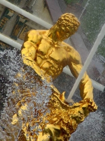 В Петербурге праздник, начали работу фонтаны Петергофа  