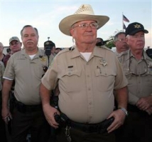 В США судят «самого крутого шерифа», популярного за свои действия против мигрантов-нелегалов