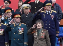 Рядом с Путиным обнаружились фальшивые ряженые ветераны 
