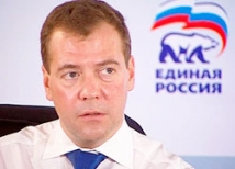 Медведев просит принять его в «партию власти» 