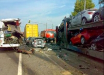 Экскурсионный автобус столкнулся с автовозом в Тверской области: один человек погиб 