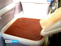 Полицейский присвоил 10 тонн опасной для здоровья красной икры и организовал ее продажу