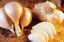 Ученые: чеснок спасает от рака легких даже курильщиков