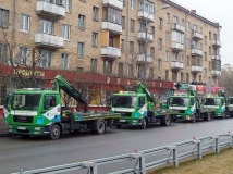 При попытке забрать Audi эвакуатор ГКУ АМПП перевернулся и повредил иномарке крышу 