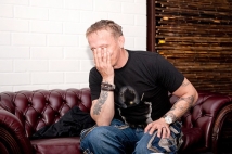 Актер Охлобыстин упал на стул и сломал лицо 