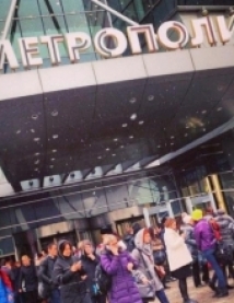 Покупателей пяти столичных супермаркетов «Карусель» эвакуировали из-за ложного сигнала о бомбе 