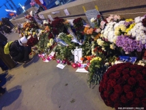 Москвичи вновь принесли к месту расстрела Немцова цветы, свечи и плакаты 