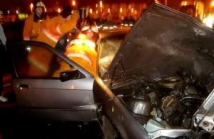 На МКАД столкнулись 20 автомобилей. КамАЗ упал в реку — двое погибли 