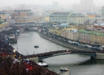 Митинг «За честные выборы» против митинга «За честного Путина» 