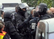 Террорист кинулся из окна в объятия спецназа, прессы и политиков