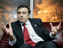 На шее Саакашвили затягивают галстук